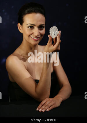 Sotheby's model Charlene Bonnithon tient le 1109 'carat' Rona La Lesedi, diamants de qualité gemme la plus importante découverte de diamants bruts au cours des 100 dernières années, et on s'attend à récupérer 70 millions de dollars lorsqu'il est mis aux enchères par Sotheby's à Londres. Banque D'Images