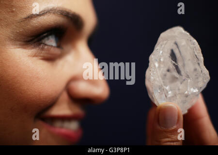 Sotheby's model Charlene Bonnithon tient le 1109 'carat' Rona La Lesedi, diamants de qualité gemme la plus importante découverte de diamants bruts au cours des 100 dernières années, et on s'attend à récupérer 70 millions de dollars lorsqu'il est mis aux enchères par Sotheby's à Londres. Banque D'Images