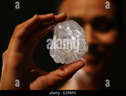 Sotheby's model Charlene Bonnithon tient le 1109 'carat' Rona La Lesedi, diamants de qualité gemme la plus importante découverte de diamants bruts au cours des 100 dernières années, et on s'attend à récupérer 70 millions de dollars lorsqu'il est mis aux enchères par Sotheby's à Londres. Banque D'Images