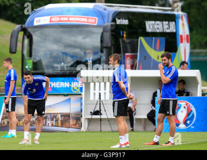 Will Grigg (à droite) de l'Irlande du Nord, à côté (de gauche à droite) de Paddy McNair, Conor McLaughlin et Niall McGinn lors d'une séance de formation à Saint-George-de-Reneins.APPUYEZ SUR ASSOCIATION photo.Date de la photo: Mardi 14 juin 2016.Voir PA Story soccer N Irlande.Le crédit photo doit être lu : Jonathan Brady/PA Wire.RESTRICTIONS : l'utilisation est soumise à des restrictions.Usage éditorial uniquement.Les ventes de livres et de magazines sont autorisées à ne pas être exclusivement consacrées à une équipe, un joueur ou un match.Aucune utilisation commerciale.Pour plus d'informations, appelez le +44 (0)1158 447447. Banque D'Images