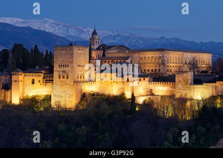 Une image réalisée à partir de nuit Mirador San Nicolas de l'Alhambra Palace lit up at night Banque D'Images