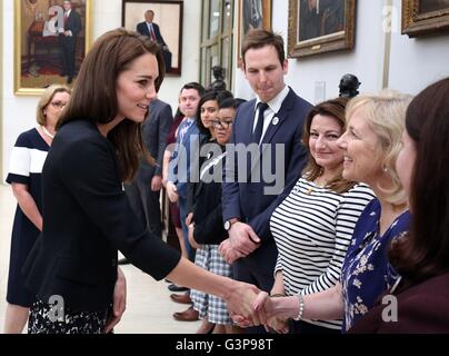 La duchesse de Cambridge le personnel se réunit après qu'elle et le duc de Cambridge a signé un livre de condoléances pour les victimes de prise d'Orlando à l'ambassade des États-Unis à Londres. Banque D'Images