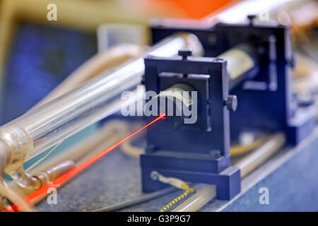Laser rouge sur table optique en laboratoire de physique Banque D'Images