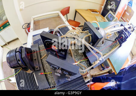 Laser rouge sur table optique en laboratoire de physique Banque D'Images