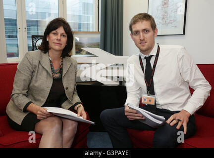 Le journaliste de Brighton Argus Ben James rencontre la ministre des chemins de fer Claire Perry aux bureaux du ministère des transports à Londres. Banque D'Images