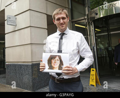 Brighton Argus reporter Ben James se trouve à l'extérieur du Ministère des transports des bureaux à Londres, avant une réunion avec Rail Ministre Claire Perry. Banque D'Images