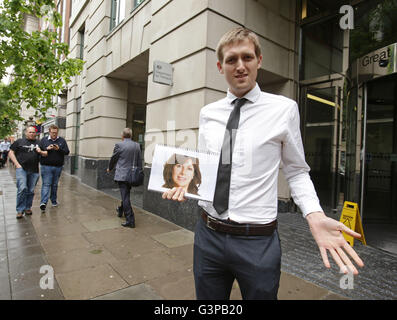 Le journaliste de Brighton Argus Ben James se tient à l'extérieur des bureaux du ministère des Transports à Londres, avant une rencontre avec la ministre des chemins de fer, Claire Perry. Banque D'Images