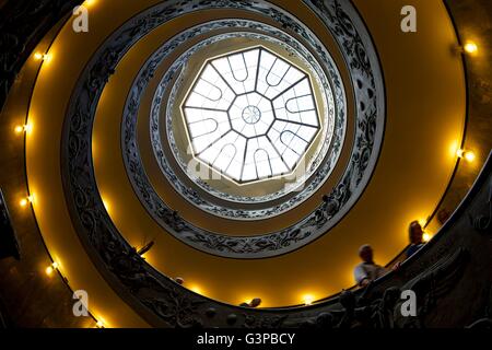 Escalier en spirale, par Giuseppe Momo, 1932, Musées du Vatican,. Rome, Italie Banque D'Images