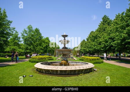 Une vue d'une fontaine dans la magnifique avenue Gardens de Regents Park à Londres. Banque D'Images