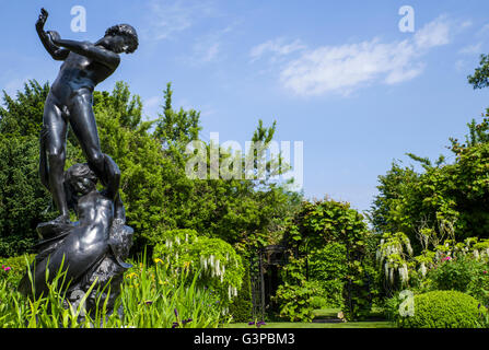 Hylas et les nymphes statue situé dans le magnifique Saint John's Lodge Gardens dans Regents Park, Londres. Banque D'Images