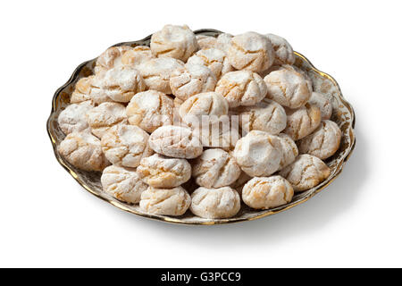 Noix de coco cookies salés traditionnels marocains sur un plat sur fond blanc Banque D'Images