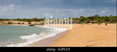 Sri Lanka, parc national de Yala, Palatupana beach, les touristes à pied de village de pêcheurs, vue panoramique Banque D'Images