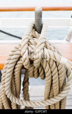 Une boucle de corde nautique sur un voilier Banque D'Images