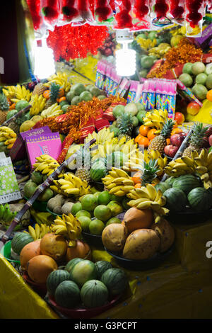 L1695Sri Lanka, Jean Matouk, Kataragama Mawatha bazar, étal de fruits pendant la nuit Banque D'Images