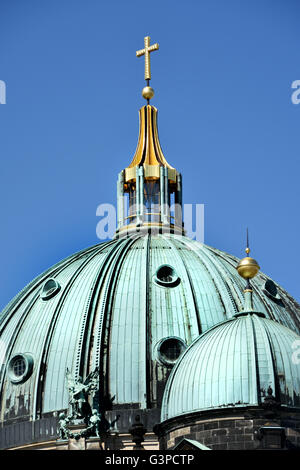 La cathédrale Berliner Dom ( ) en face du parc Lustgarten Mitte Berlin Allemagne Banque D'Images