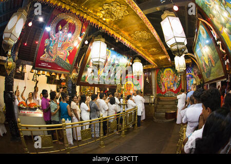 Sri Lanka, Kataragama, Maha Devale temple, soir Puja en cours Banque D'Images