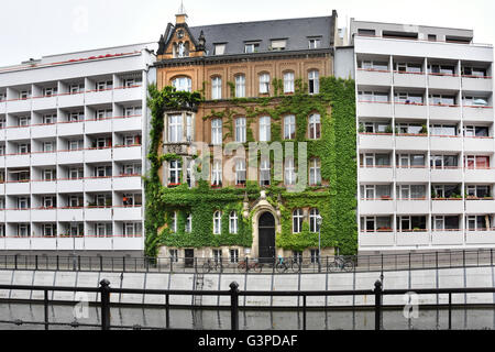 Friedrichsgracht sur l'île de la Spree à Berlin dans le quartier de Mitte et Sperlingsgasse entre Gertraud pont. Berlin Allemagne envahis par des plantes grimpantes façade Banque D'Images