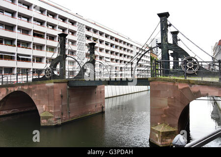 Friedrichsgracht sur l'île de la Spree à Berlin dans le quartier de Mitte et Sperlingsgasse entre Gertraud pont. Berlin Allemagne Banque D'Images