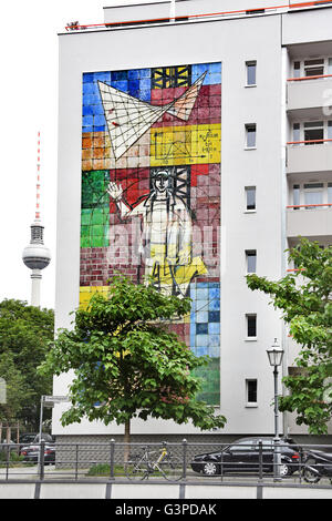 Friedrichsgracht sur l'île de la Spree à Berlin dans le quartier de Mitte et Sperlingsgasse entre Gertraud pont. Berlin Allemagne République démocratique allemande (RDA, ou peinture murale fresque DDR ) ( Tour de Télévision TÉLÉVISION Fernsehturm ) Banque D'Images