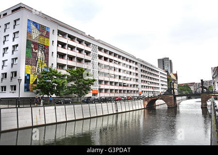 Friedrichsgracht sur l'île de la Spree à Berlin dans le quartier de Mitte et Sperlingsgasse entre Gertraud pont. Berlin Allemagne République démocratique allemande (RDA, ou peinture murale fresque DDR ) Banque D'Images