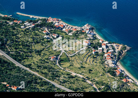 Une vue aérienne du village de Drasnice situé sur la Riviera de Makarska, Croatie Banque D'Images