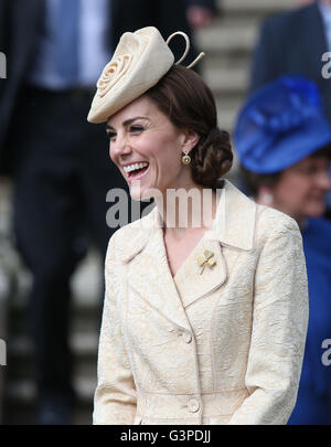 La duchesse de Cambridge assiste à la secrétaire d'État pour l'Irlande du Nord Theresa Villiers sur jardins de la résidence royale au château de Hillsborough, Co vers le bas. Banque D'Images