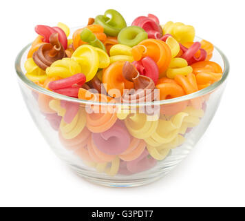 Pâtes colorées brutes dans un bocal en verre isolé sur fond blanc Banque D'Images