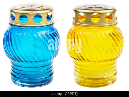 Bougies votives bleu et jaune isolé sur fond blanc avec chemin de détourage. Bougies de cimetière. Banque D'Images