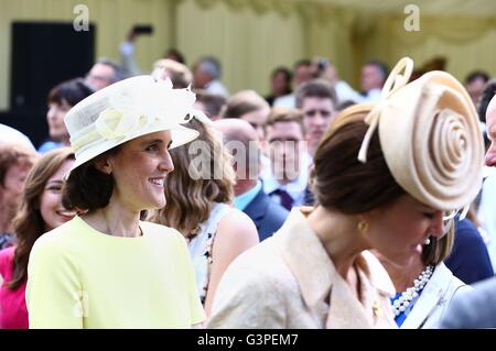 La duchesse de Cambridge (à droite) assiste à la secrétaire d'État pour l'Irlande du Nord Theresa Villiers' (à gauche) des jardins de la résidence royale au château de Hillsborough, Co vers le bas. Banque D'Images