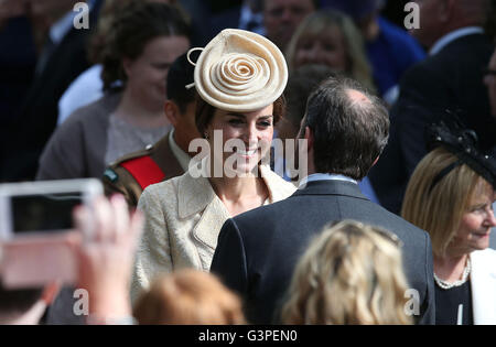 La duchesse de Cambridge assiste à la secrétaire d'État pour l'Irlande du Nord Theresa Villiers' (à droite) des jardins de la résidence royale au château de Hillsborough, Co vers le bas. Banque D'Images