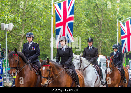 Les policiers montés font de l'équitation le long de la galerie marchande lors de la parade d'anniversaire du Queens, également connue sous le nom de Trooping the Colour, The Mall, Londres, Royaume-Uni Banque D'Images