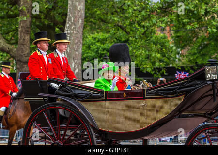 HM la Reine en vert, vagues d'une calèche, accompagné par HRH le duc d'Édimbourg sur le Mall au Trooping de la couleur 2016, Londres, Royaume-Uni Banque D'Images