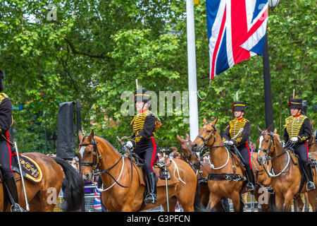 Soldats de la troupe de Kings Royal Horse Artillery à cheval à la Queens Birthday Parade également connu sous le nom de Trooping the Color, The Mall, Londres, Royaume-Uni Banque D'Images