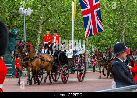 La duchesse de Cambridge roule dans une calèche revenant de Horse Guards à la Queen's Birthday Parade on the Mall, Londres, Royaume-Uni 2016 Banque D'Images