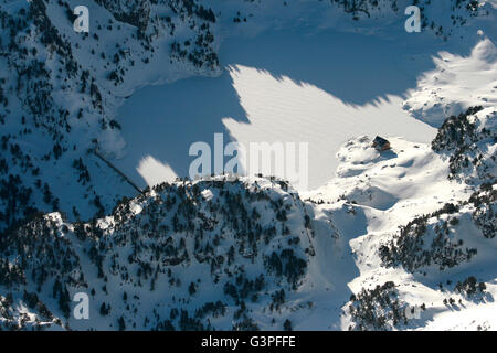 Colomers refuge de montagne, Estany Major Colomers. Le Parc National Aigüestortes. Pyrénées. Teruel province. Espagne Banque D'Images