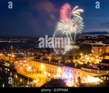 Fr - DEVON (Riviera Anglaise) : Fireworks sur Torquay Torquay montrant en arrière-plan Banque D'Images