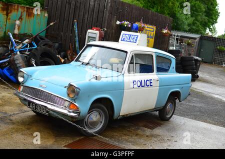 Voiture de police Ford Anglia, heartbeat aidensfield dans le goathland North Yorkshire Moors Banque D'Images