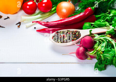 Magnifique cadre organique saine alimentation. studio photographie la trame de différents légumes et champignons sur le boa blanc Banque D'Images