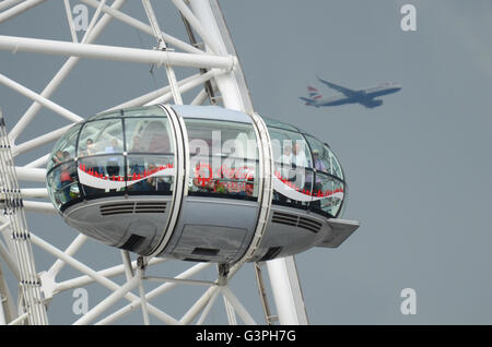 Pod of London Eye, une grande roue géante sur la rive sud de la Tamise à Londres. Également connu sous le nom de roue du Millénaire. Avion de ligne. Jet. Plan Banque D'Images
