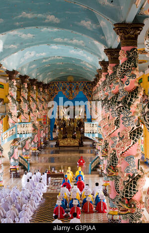 L'intérieur coloré du temple de Cao Dai, Tay Ninh, Vietnam du Sud, en Asie du sud-est Banque D'Images