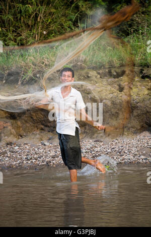 Pêcheur dans le Delta du Mékong, au Sud Vietnam, Vietnam, Asie du Sud, Asie Banque D'Images