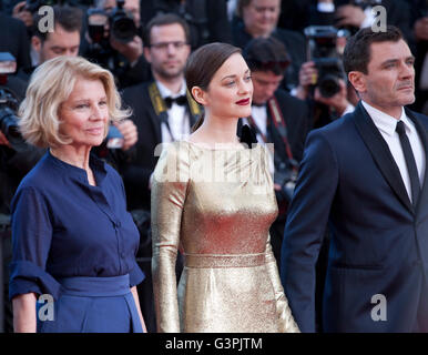 Directrice Nicole Garcia, actrice Marion Cotillard et l'acteur Alex Brendemühl lors de la projection de gala pour le film mal de pierres Banque D'Images