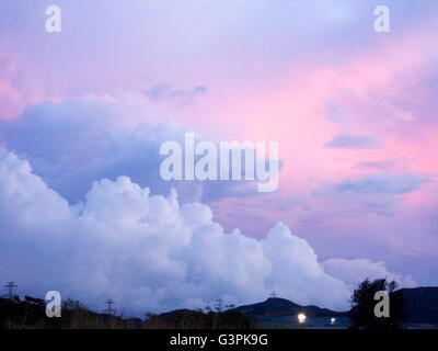 Nuage coucher de soleil rouge bleu les zones humides d'incandescence beau paysage de montagne hill hong kong Banque D'Images