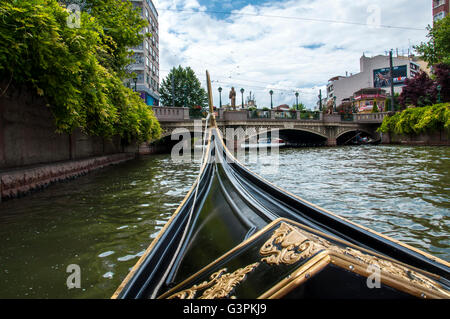 Les gondoles sont voile dans la rivière Porsuk Banque D'Images