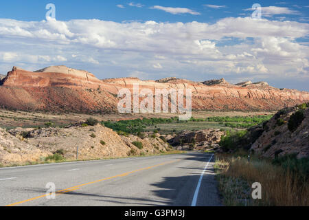 L'autoroute qui traverse des canyons of the Ancients National Monument, Colorado, USA Banque D'Images