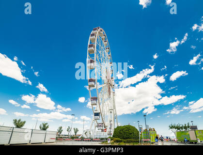 Vue panoramique de printemps la grande roue sur le canal du port, à Rimini, Italie Banque D'Images