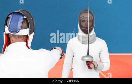 Image composite d'un homme portant tenue d'escrime pratiquant avec épée Banque D'Images