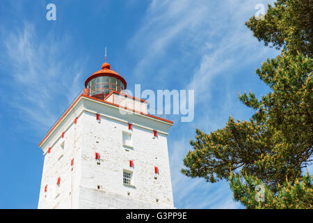 Grand ancien phare de l'île d'Hiiumaa, Kopu, Estonie. Il est l'un des plus anciens phares dans le monde, après avoir été en cont Banque D'Images