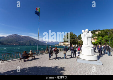 L'Italie, la Lombardie, le lac de Côme, Bellagio, sculpture sur la promenade Banque D'Images