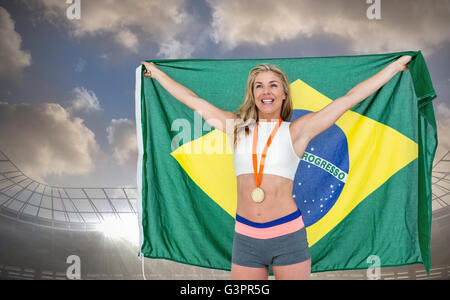 Image composite de l'athlète posant avec médaille d'or après la victoire Banque D'Images
